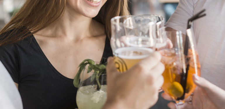 ¿Puedo tomar alcohol si estoy tomando medicamentos?